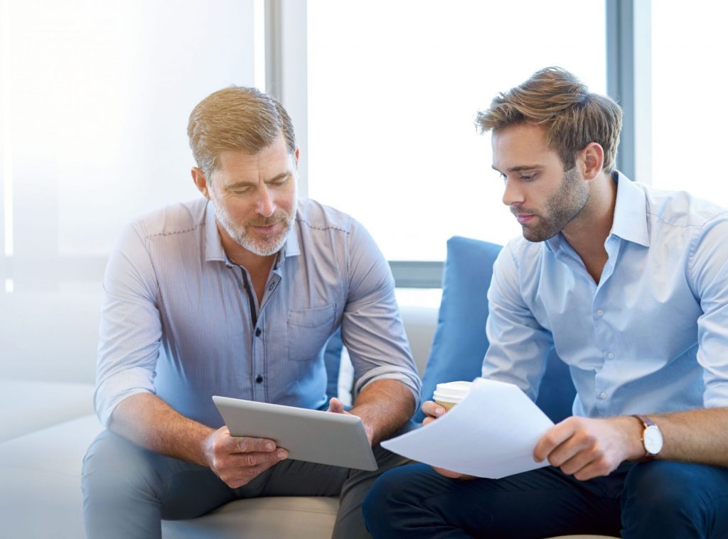 Zwei Herren unterhalten sich über Führungskräfte-Training
